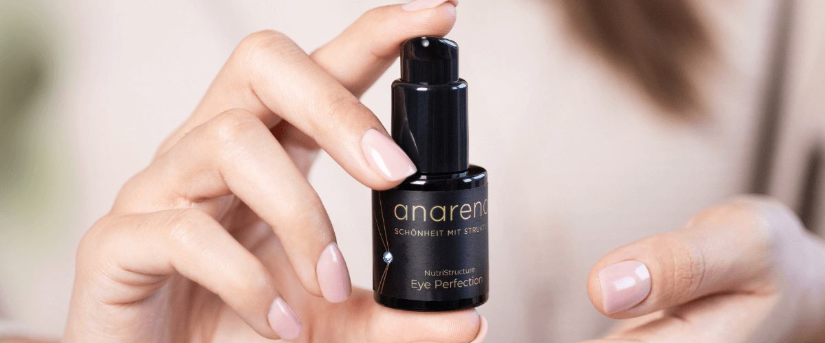 Anarena Augencreme - Frau hält das Produkt in der Hand