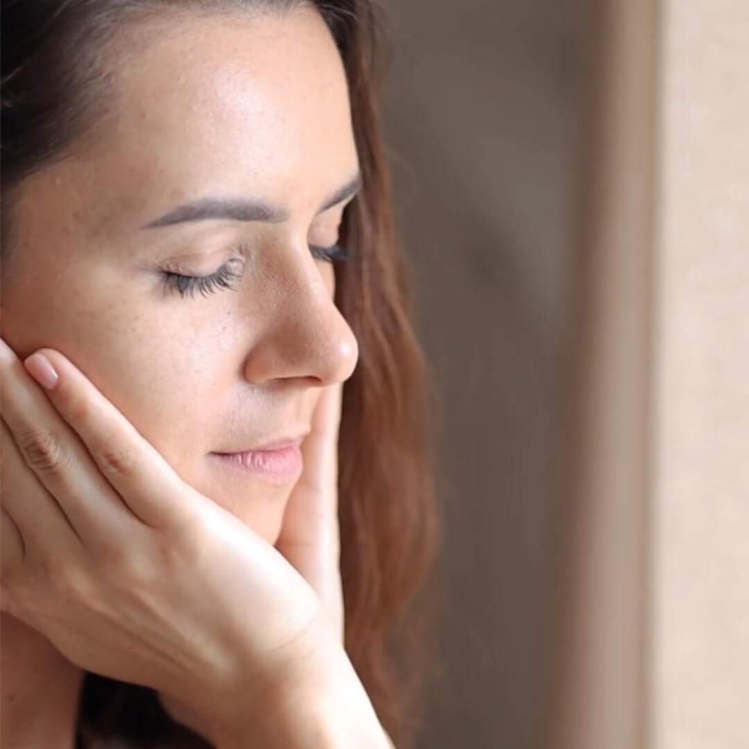 Frau mit Hand im Gesicht - Hautmikrobiom und Hautregeneration