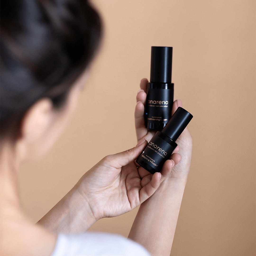anarena ReWhitenig Cream und Rewhitening Infusion _ Frau vergleicht die Produkte